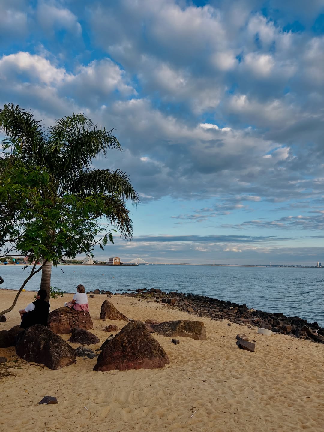 Encarnación no necesita temporada para enamorar 🌅✨

La Costanera, el río, los atardeceres y la gente disfrutando hacen 